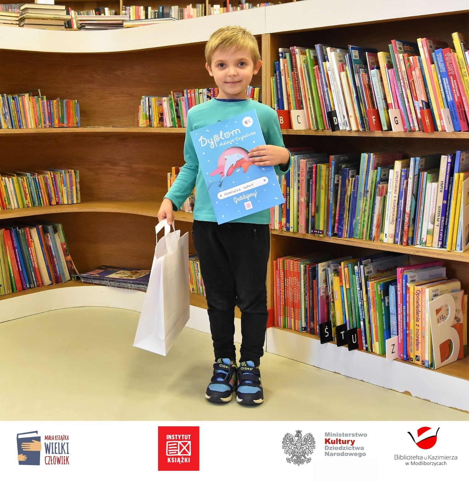 Na zdjęciu uśmiechnięty chłopiec o imieniu Franek. Franek uczestniczyła w projekcie  Mała książka - wielki człowiek i za uzbieranie 10 naklejek na Karcie Małego Czytelnika otrzymał dyplom i mały upominek od naszej biblioteki. 