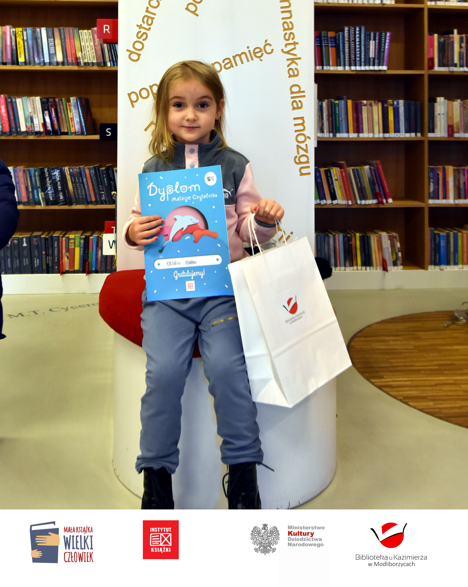 Oliwia uczestniczyła w projekcie @Mała książka - wielki człowiek i za uzbieranie 10 naklejek na karcie Małego Czytelnika otrzymała dyplom i mały upominek od naszej biblioteki.