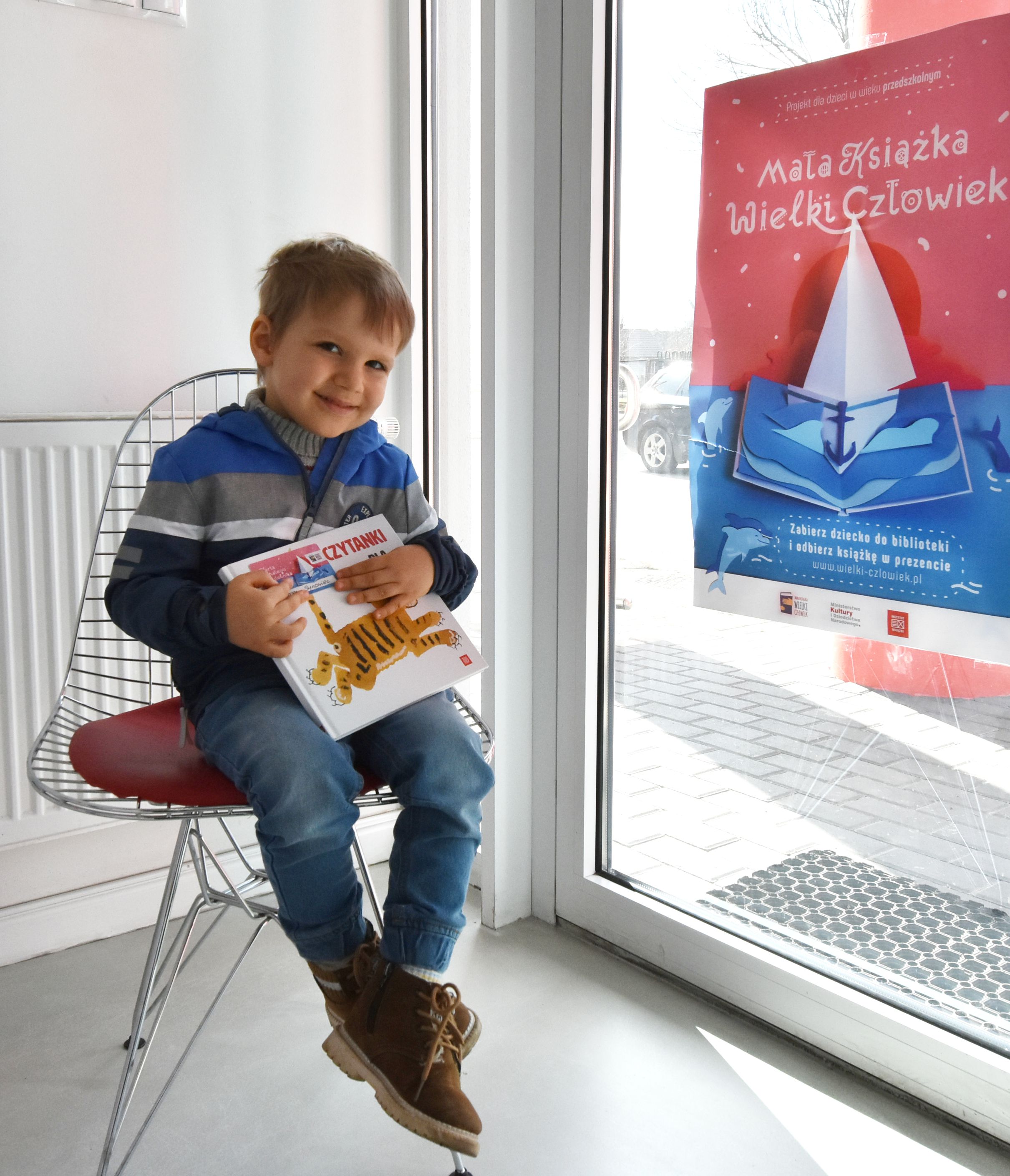 Tobiasz odbiera Wyprawkę Czytelniczą w ramach akcji "Mała książka - wielki człowiek"  