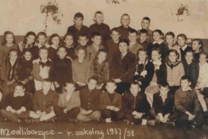 Modliborzyce - rok szkolny 1957/58, Źródło: zdj. ze zbiorów Małgorzaty Tatko (w arch. biblioteki)