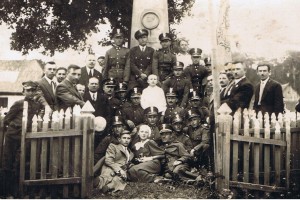 Przed pomnikiem Piłsudskiego lata 30-te Źródło: zdj. ze zbiorów Urszuli Bzdyry (w arch. biblioteki)